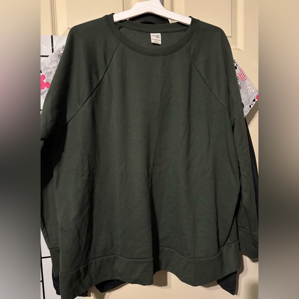Terra & Sky Dark Green Crewneck Top